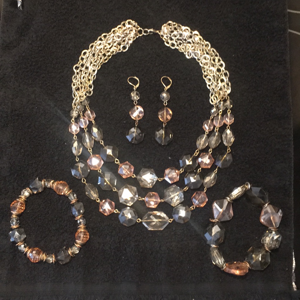 Cache Gorgeous Glass Crystal Jewelry Set 14$